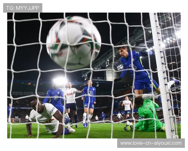 切尔西哈弗茨的中距离射门：让主场观众起立鼓掌的瞬间